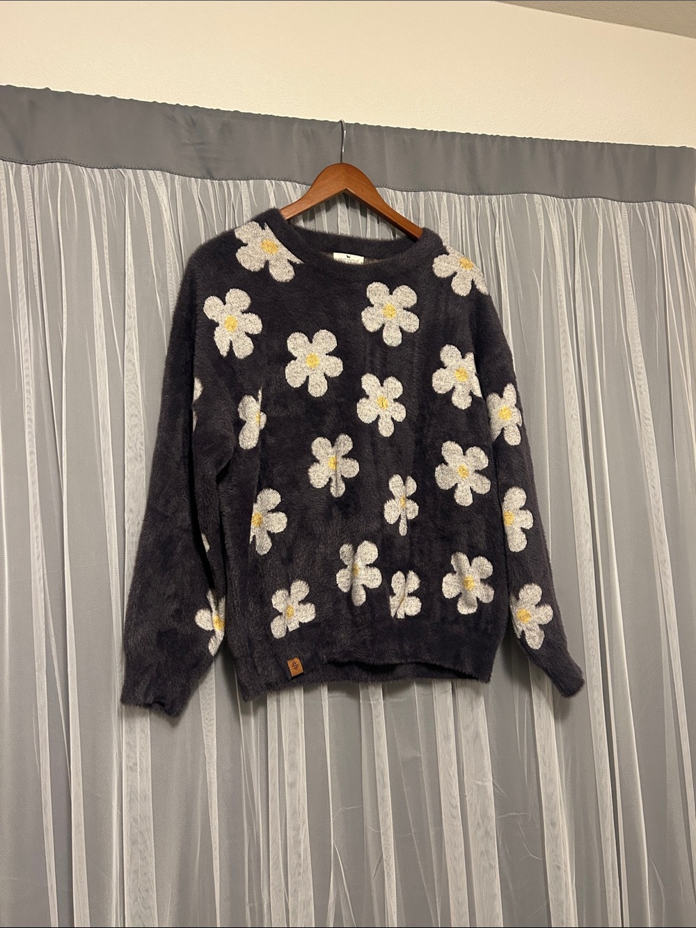 Simply Southern Gray Fuzzy Crewneck Sweater with White & Yellow Daisies Size Lg